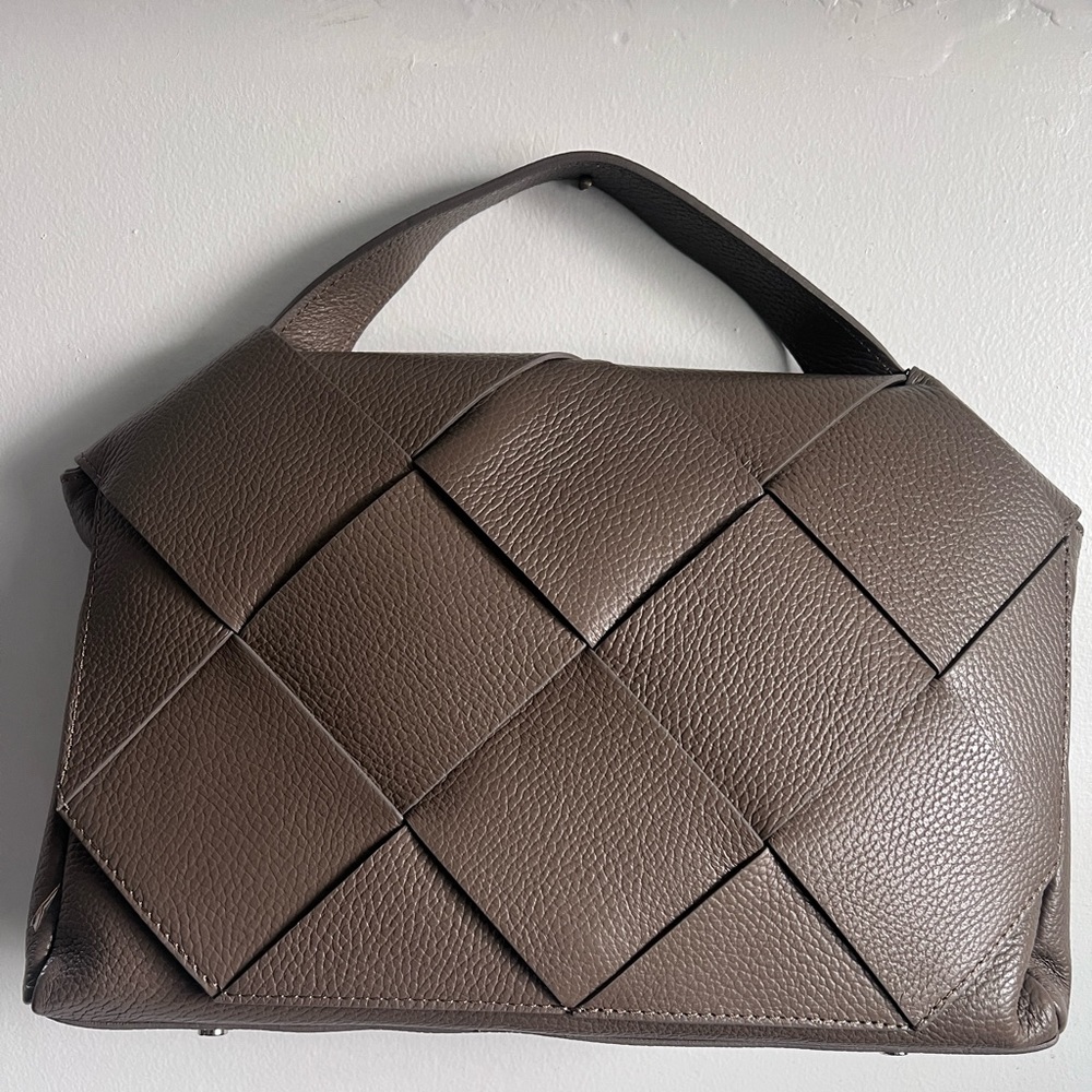 NWT Made in Italy 🇮🇹 English Tan color weave Pattern Design purse.